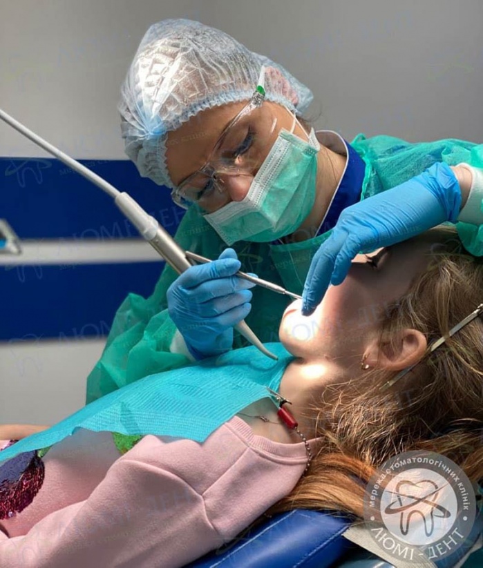 Чому чорніють передні зуби у дітей фото Люмі-Дент
