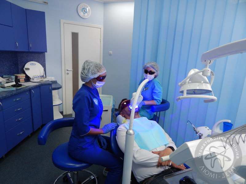 Фотоотбеливание зубов Magic Smile! Процесс Фотоотбеливание зубов Magic Smile! Киев, процесс, фото