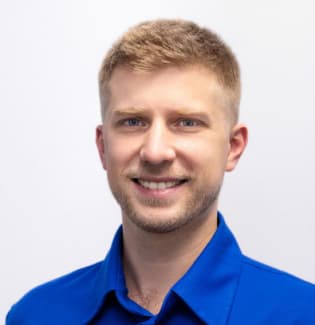 Стоматолог хирург-имплантолог Павлюченко Евгений Юрьевич Dentist surgeon in Kiev - Evgeny Pavlyuchenko