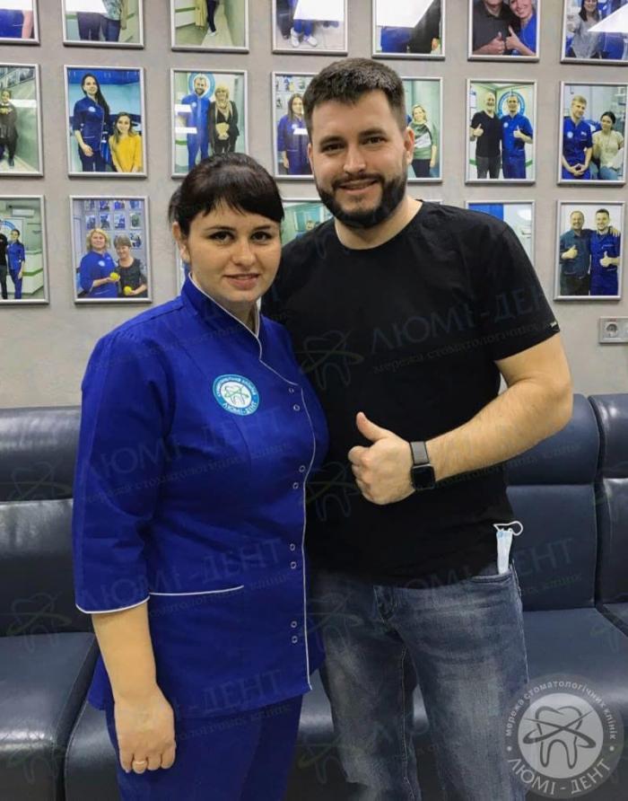 Лікар з пацієнтом Шишка на нижній щелепі всередині фото Люмі-Дент