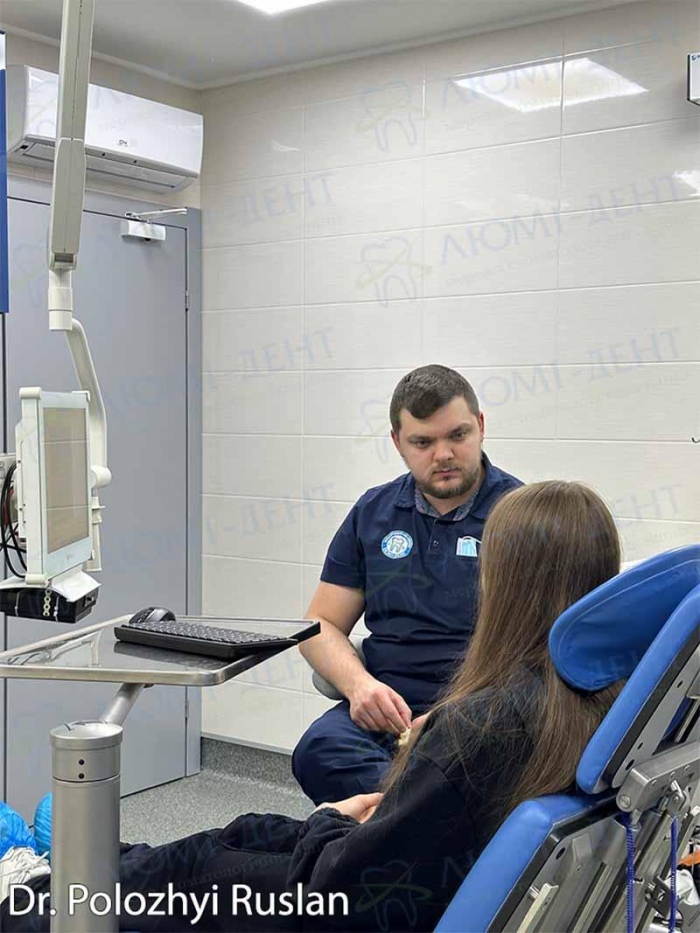 Врач консультирует пациента