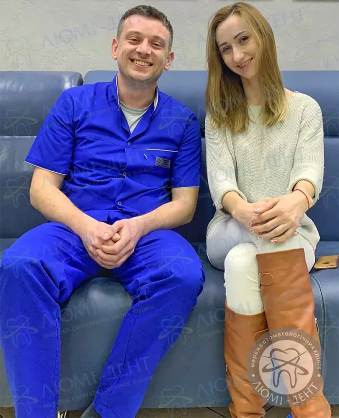 Лікар з пацієнткою що таке дренаж в стоматології фото ЛюміДент