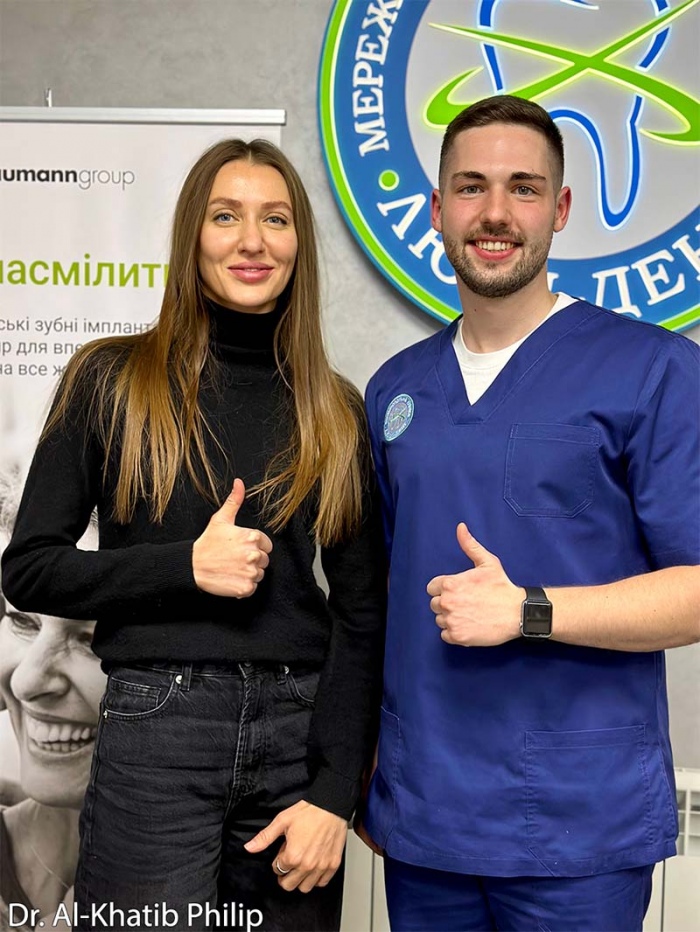Лікар з пацієнткою Коричневі полоски на зубах фото Люмі-Дент