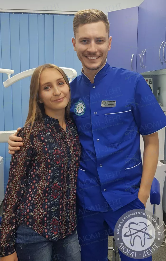 Врач с пациенткой Меловидные пятна на зубах у ребенка фото Люми-Дент