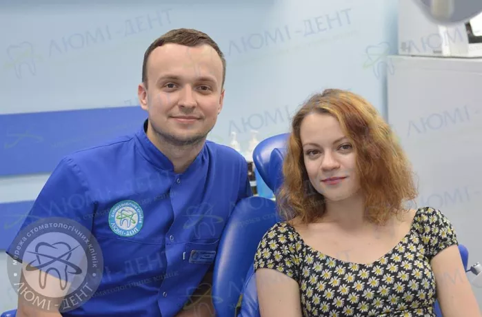 Врач терапевт с пациенткой Болят нижние зубы фото Люми-Дент