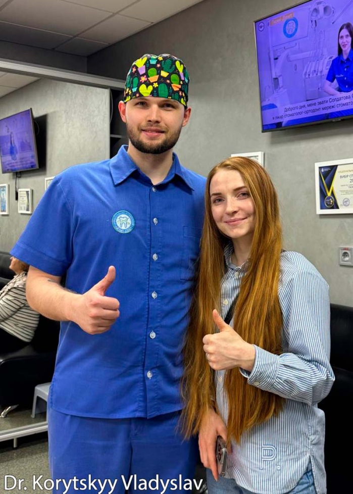 Врач с пациенткой Почему выпадает коронка фото ЛюмиДент