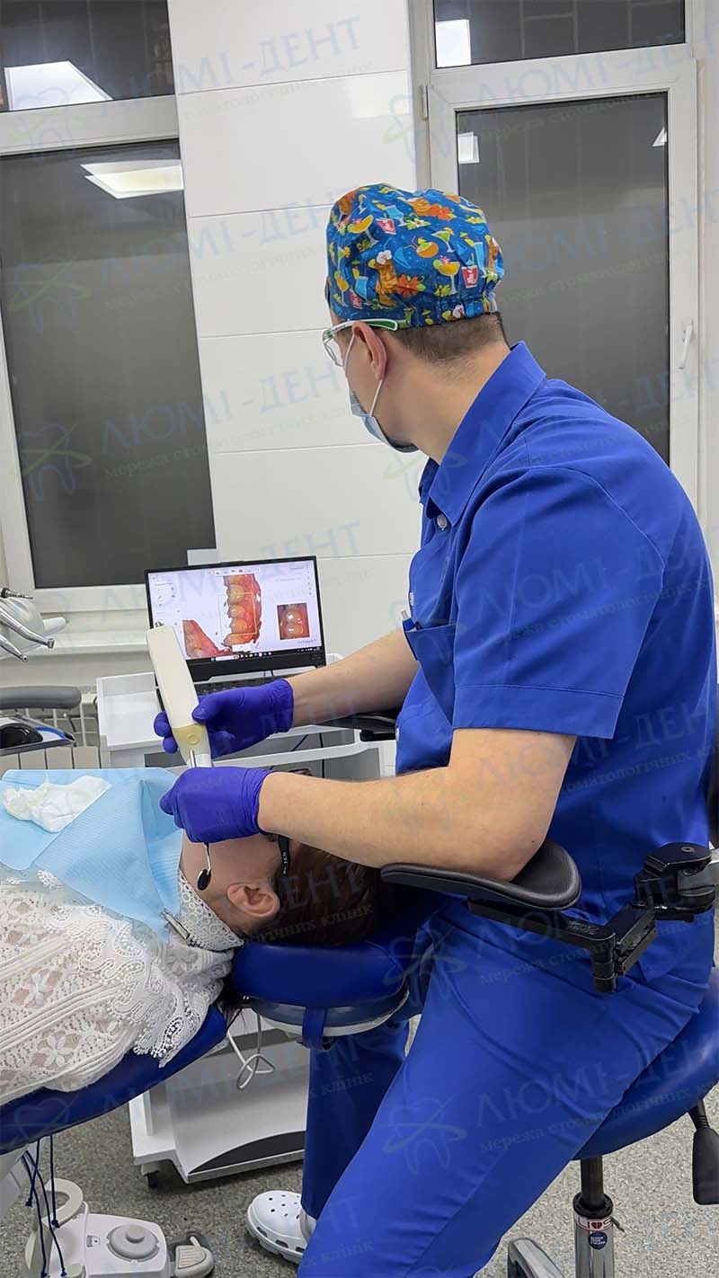 Врач с пациентом во время консультации Что такое пришеечный кариес фото Люми-Дент
