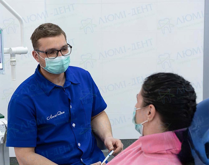 Лікар з пацієнтом під час консультації