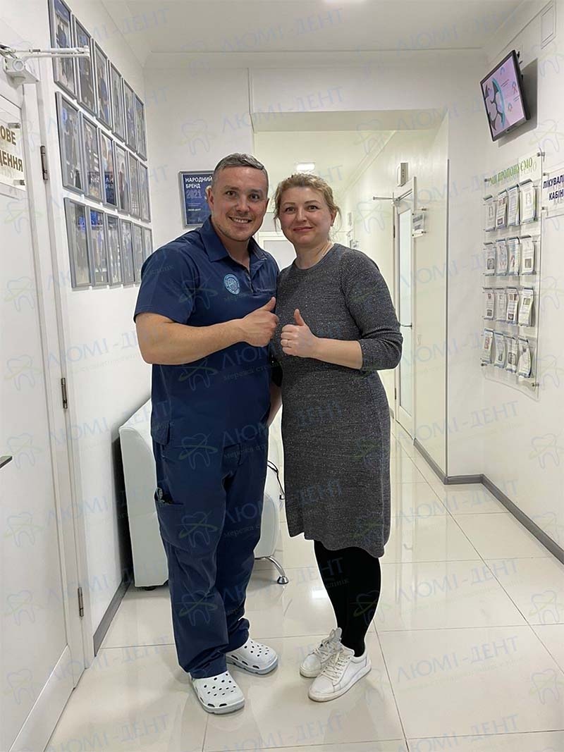 Имплантолог Копычко Д.Н. с пациенткой Недорогие импланты зубов фото ЛюмиДент