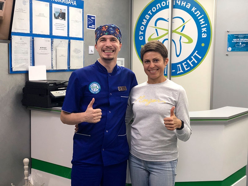 Пациент с врачом нашей клиники Зубное протезирование фото ЛюмиДент