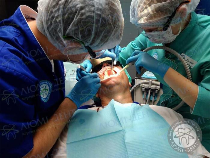 Врач хирург в работе Боли от зуба мудрости фото Люми-Дент