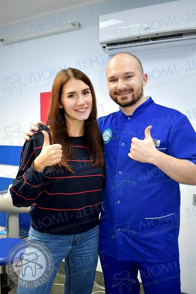 Врач с пациентом Лечение корневых каналов зуба фото ЛюмиДент