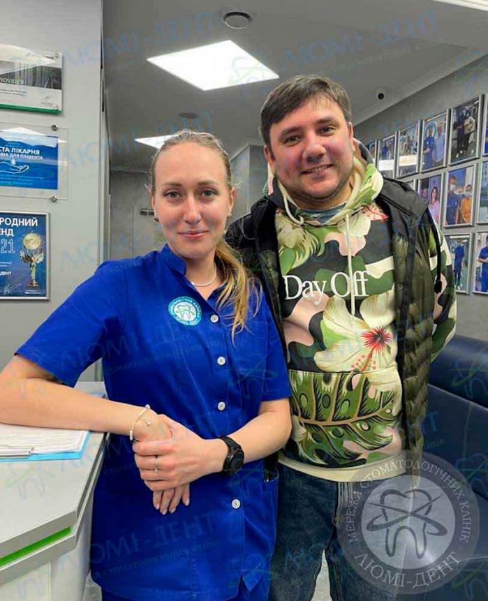 Врач с пациентом мазь для десен детская фото Люми-Дент