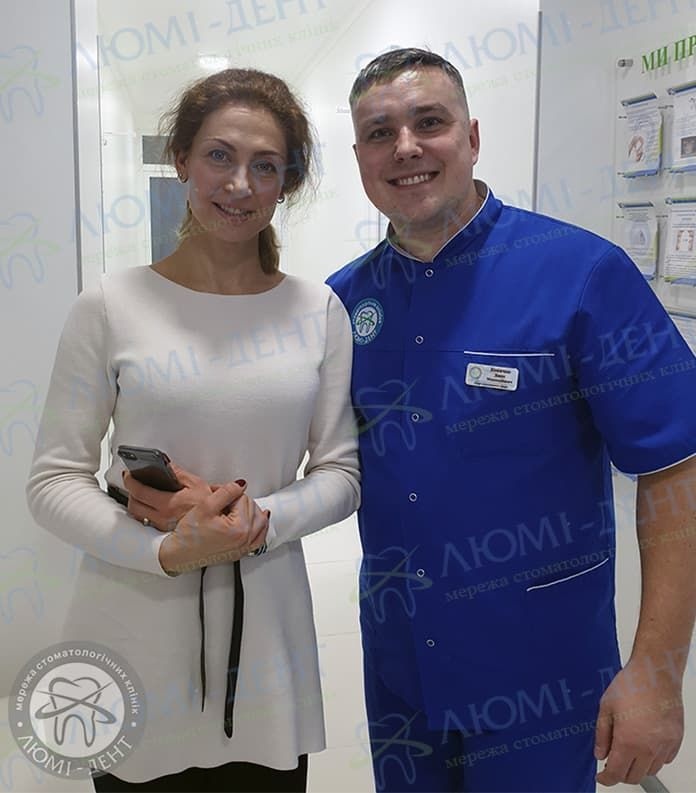 Лікар з пацієнткою лікування периімплантиту фото Люмі-Дент