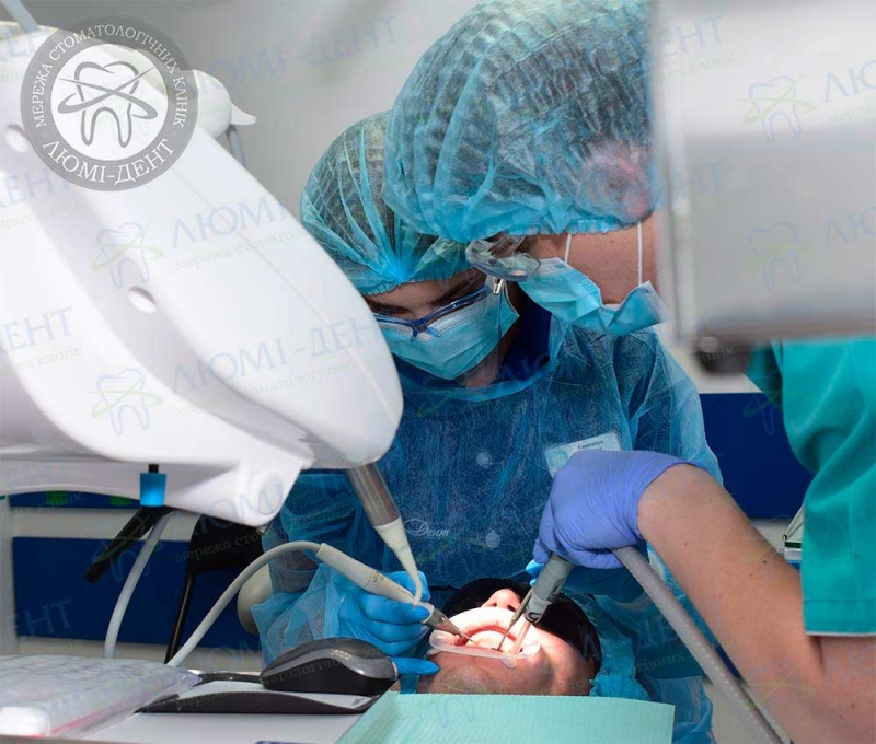 Врач терапевт в работе Скейлинг зубов это фото Люми-Дент
