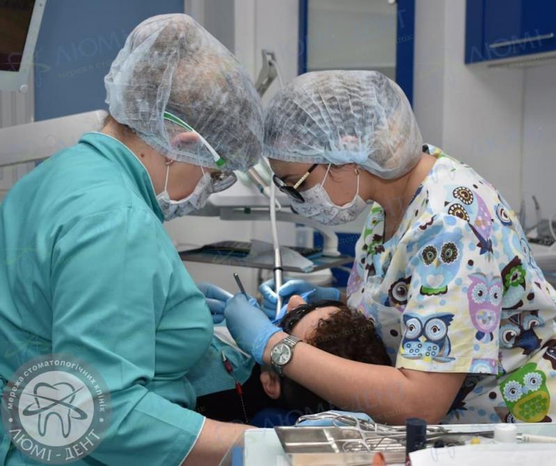 Врач клиники в процессе лечения стоматита Чем лечить стоматит у детей