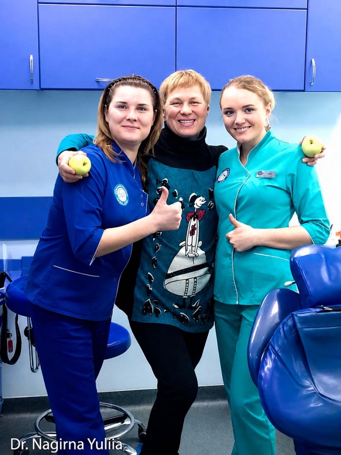 Пациент со стоматологом терапевтом клиники Люми-Дент Белоснежные зубы фото ЛюмиДент