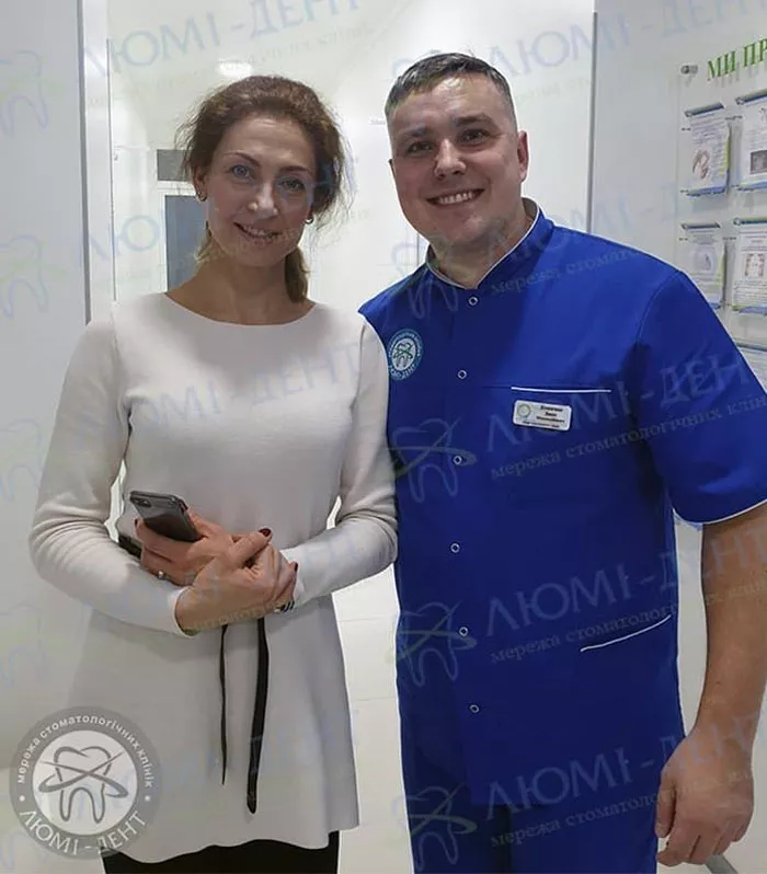Врач с пациенткой съемные акриловые зубные протезы фото ЛюмиДент