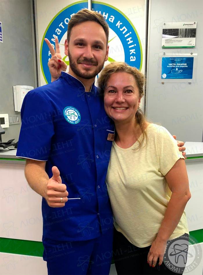 Врач с пациенткой как ставится мост на зубы фото Люми-Дент