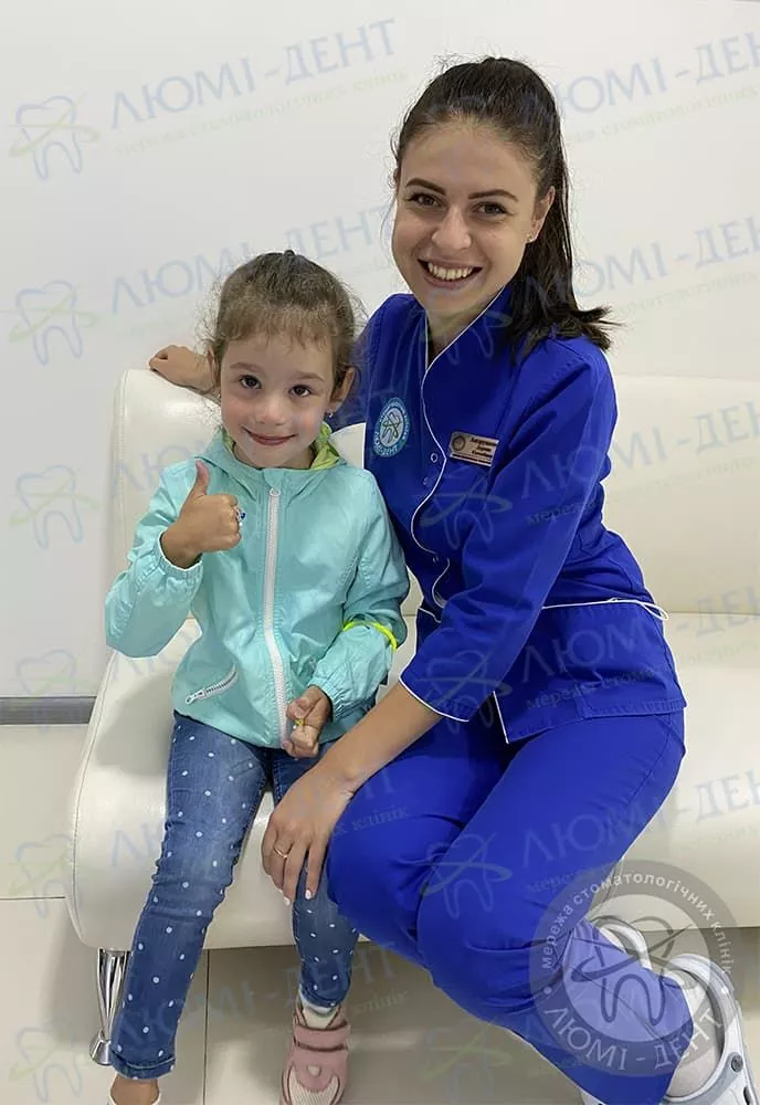 Дитячий лікар з пацієнткою Свищ у дітей на яснах фото ЛюміДент