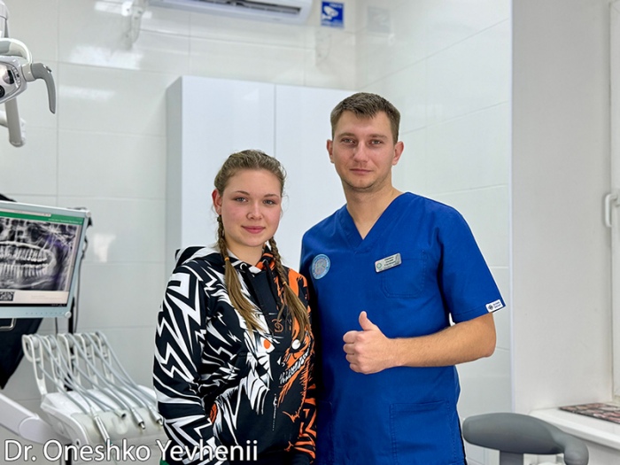 Лікар з пацієнткою впав зубний міст фото ЛюміДент