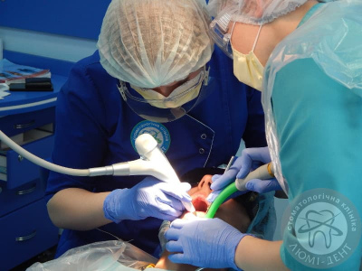ультразвукова чистка зубів в стоматології Люмі-Дент