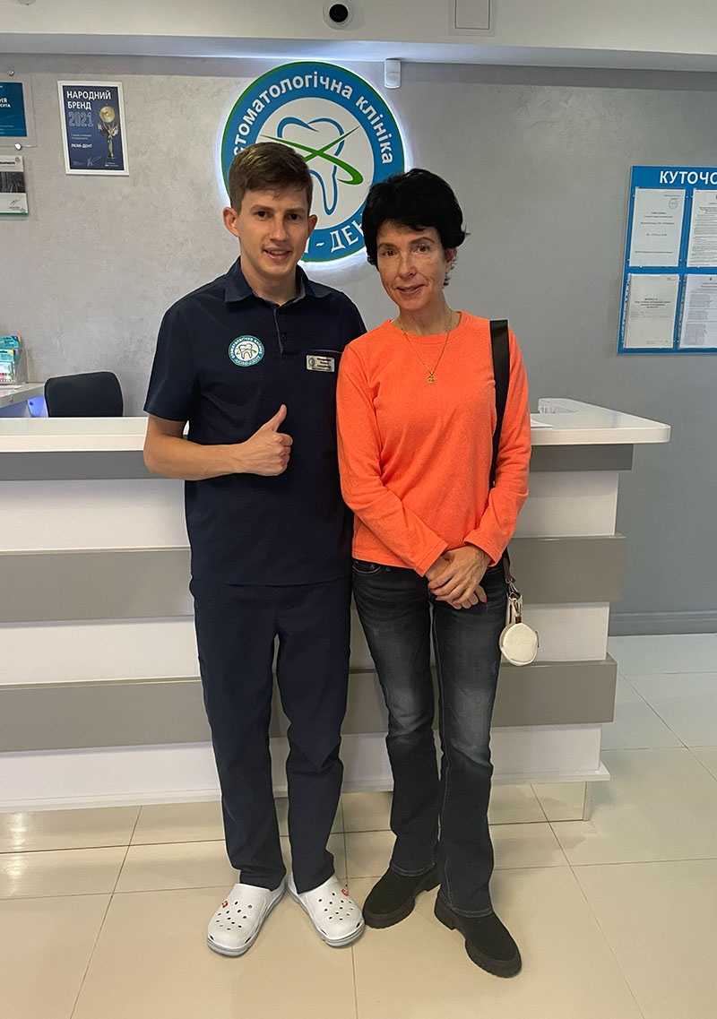 Фото хирурга имплантолога с пациенткой в Люми-Дент Какой зубной имплант выбрать фото Люми-Дент