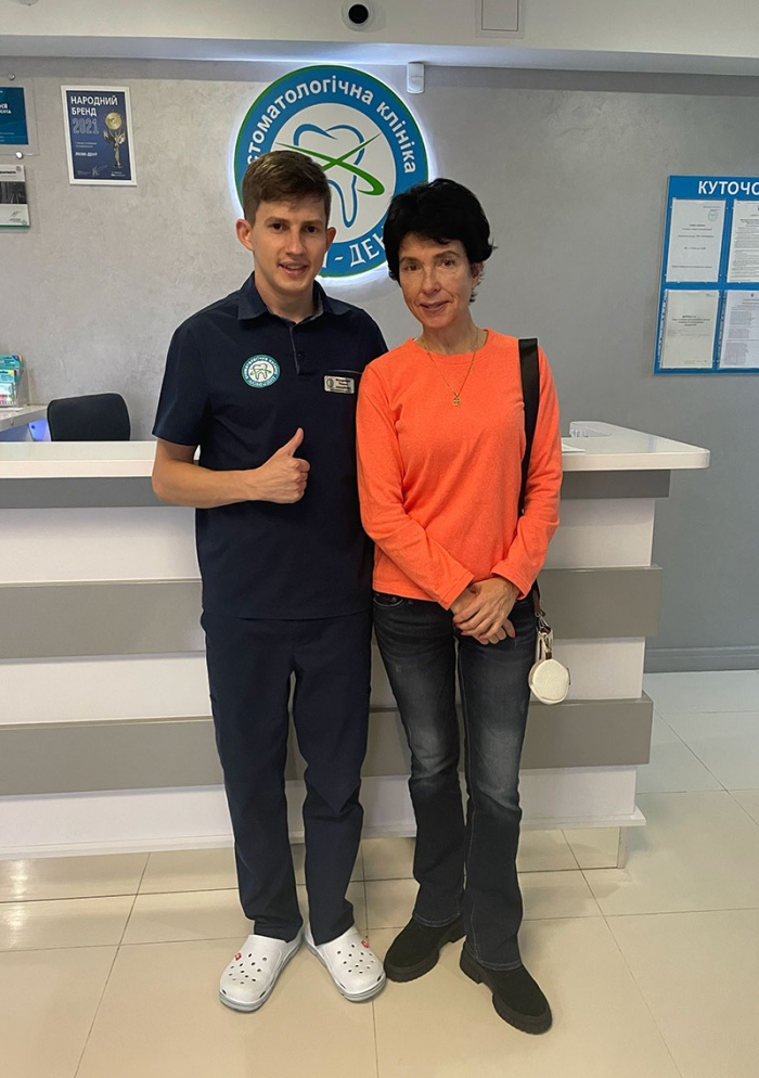 Хирург имплантолога с пациенткой Хирург имплантолога с пациенткой