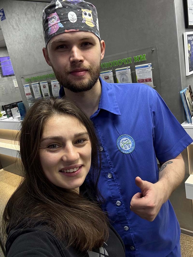 Доктор з пацієнтом погане відкриття рота фото Люмі-Дент
