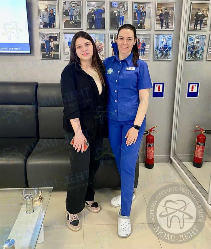 Врач с пациенткой Каппы Invisalign Инвизилайн Киев фото Люмидент