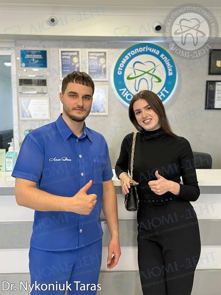 наш врач с пациенткой коронки на зубы Люми-Дент