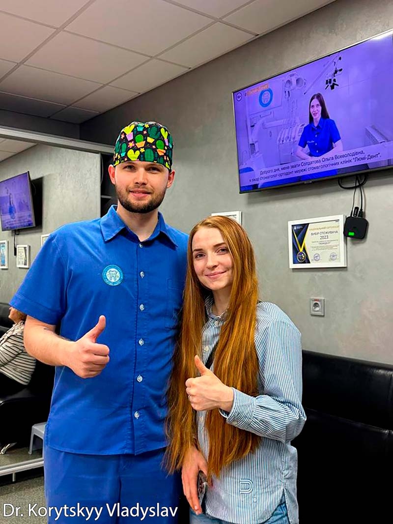 Врач с пациентом Металлокерамика коронки Люми-Дент