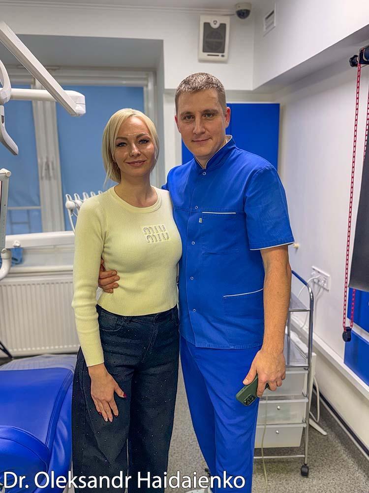 Врач с пациенткой Съемные гибкие нейлоновые зубные протезы фото Люми-Дент