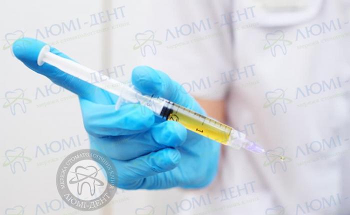 Проведення ін'єкції в проблемні зони Plasmolifting плазмоліфтинг фото Люмі-Дент