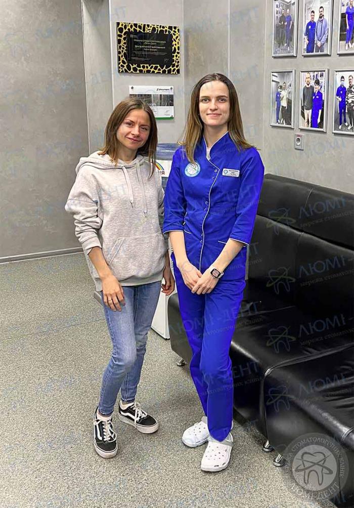 Лікар терапевт з пацієнткою Люмі-Дент Глибоке фторування фото Люмі-Дент