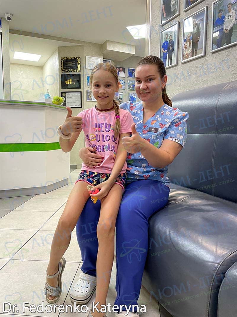 Детский стоматолог нашей клиники со своим пациентом Боль в зубе у ребенка фото ЛюмиДент
