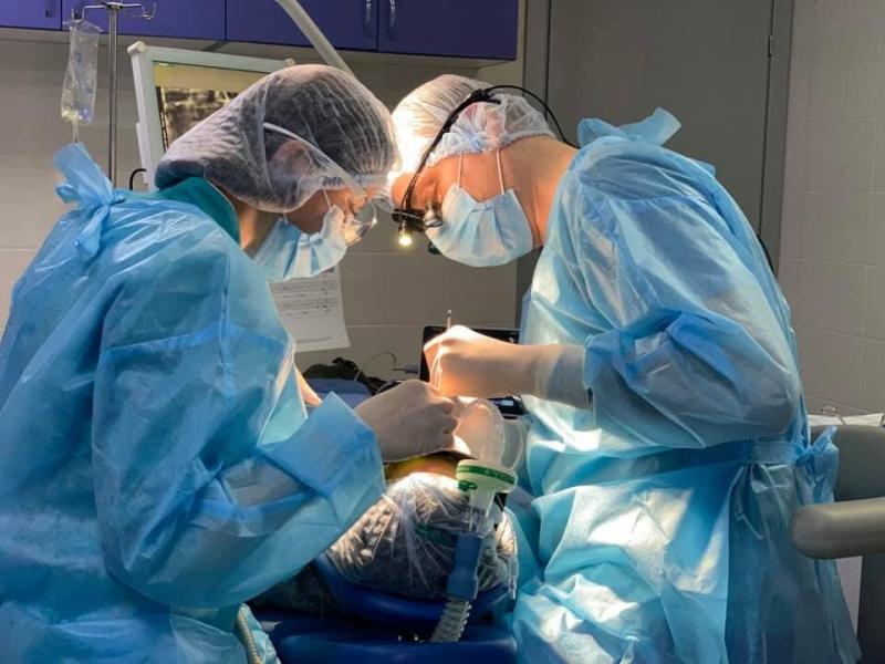 Процес складного видалення зуба уві сні в клініці Люмі-Дент Вирвати зуб Київ фото Люмі-Дент