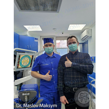 Доктор терапевт Маслов Максим с пациентом