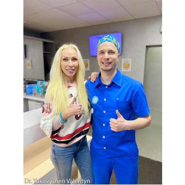 Фото с врачом Яковишен Валентин Николаевич улыбки клиентов