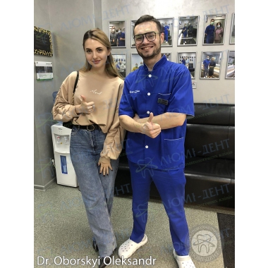 Фото с пациенткой после лечения у доктора Оборского Александра