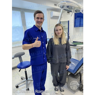 Хирург-имплантолог Стехна Роман с пациенткой Люми-Дент